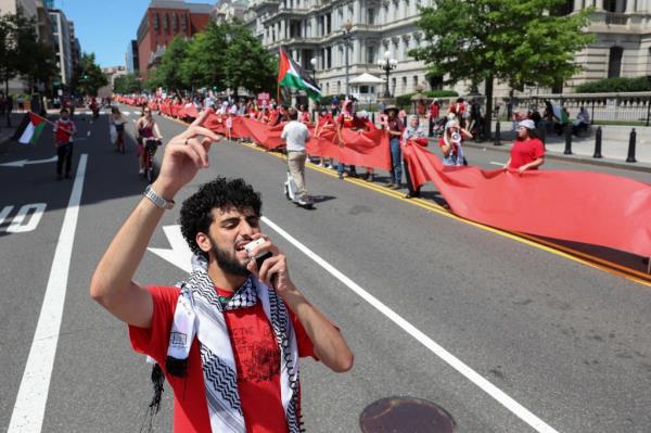 Demo<em></em>nstrators chant slogans outside the Eisenhower Executive Office Building, surrounding the White House grounds with a red banner symbolising President Biden's 'red line' a<em></em>bout Israel going into Gaza's Rafah, during a pro-Palestinian protest, amid the Israel-Hamas conflict, in Washington, U.S., June 8, 2024.