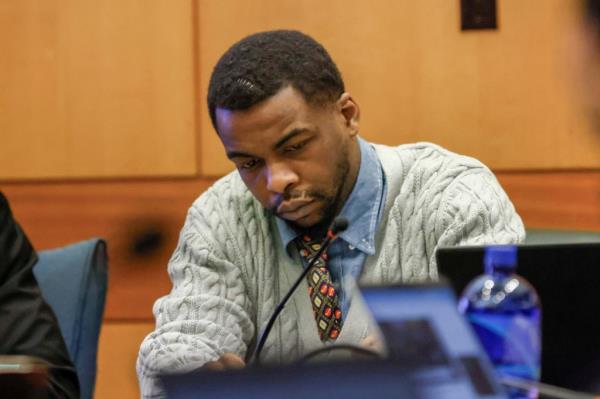 Defendant Deamo<em></em>nte Kendrick appearing for the Young Thug trial at Fulton County Courthouse with a head injury, sitting at a microphone.